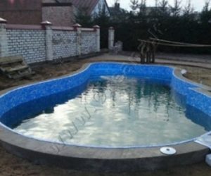 Nestandartinės formos betoninis lauko baseinas