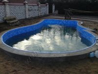 Nestandartinės formos lauko betoninis baseinas